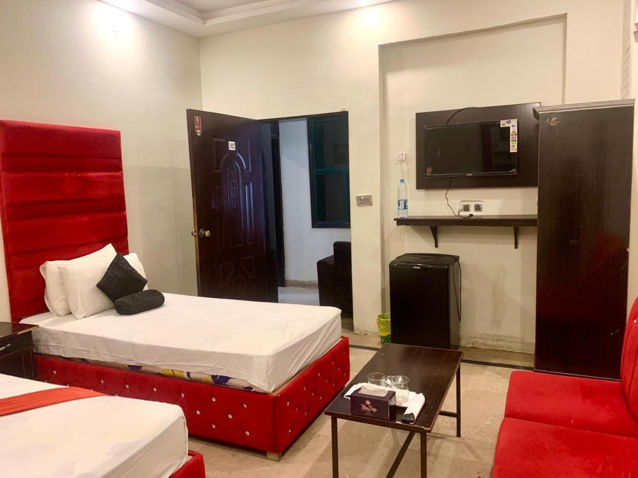 Hotel Royal Grand Lahore Habitación foto