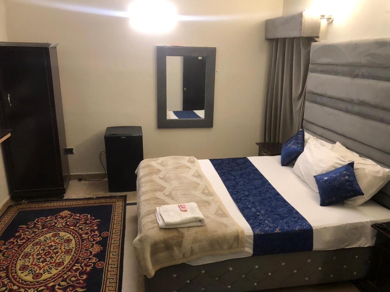 Hotel Royal Grand Lahore Habitación foto